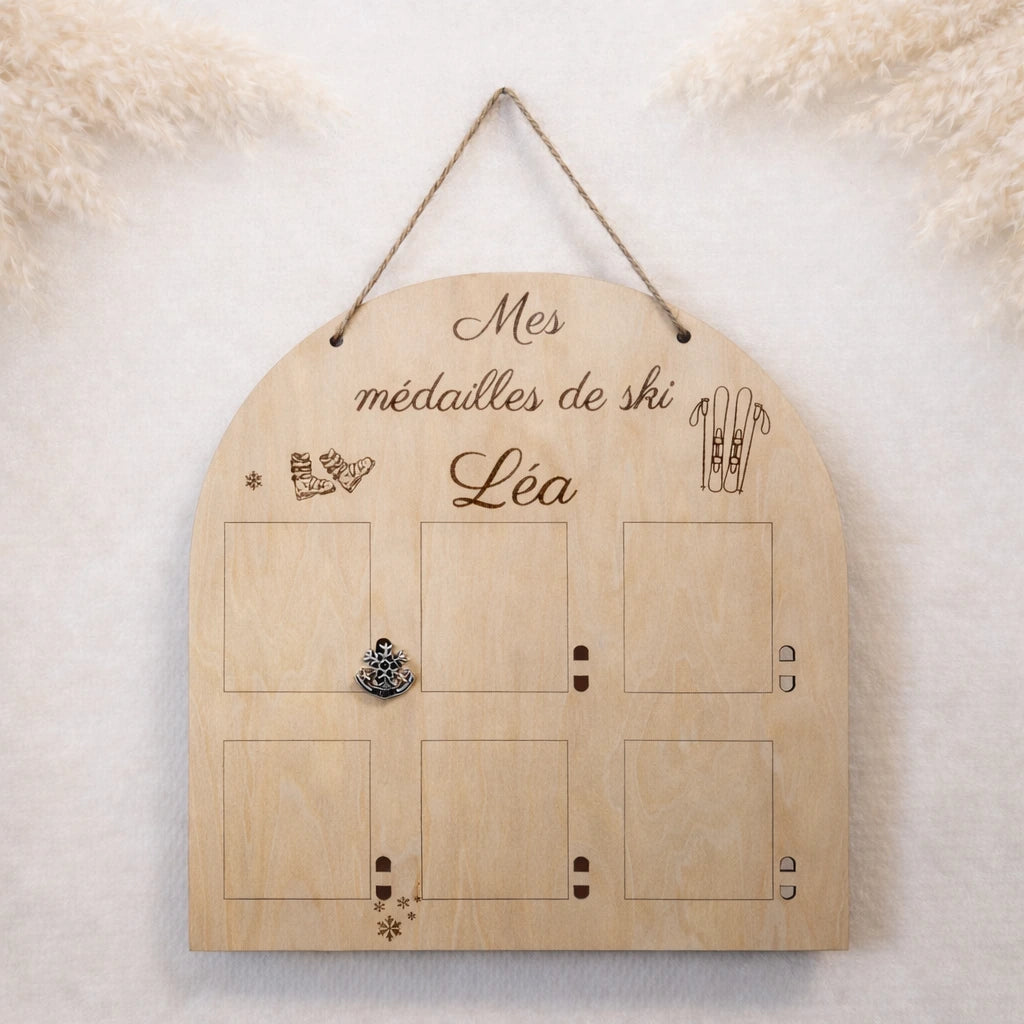 Support de médailles de ski en bois 3 mm personnalisé avec prénom. 6 emplacements médailles et 6 photos, à suspendre dans la chambre.