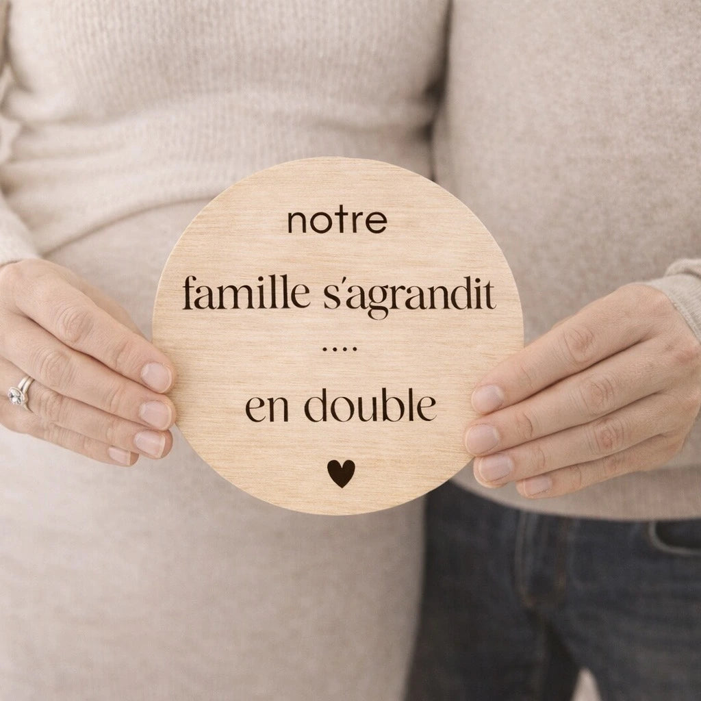 Annoncez une grossesse de jumeaux avec cette carte en bois de 10 cm gravée « La famille s’agrandit… en double ». Idéale pour photo et surprise famille.