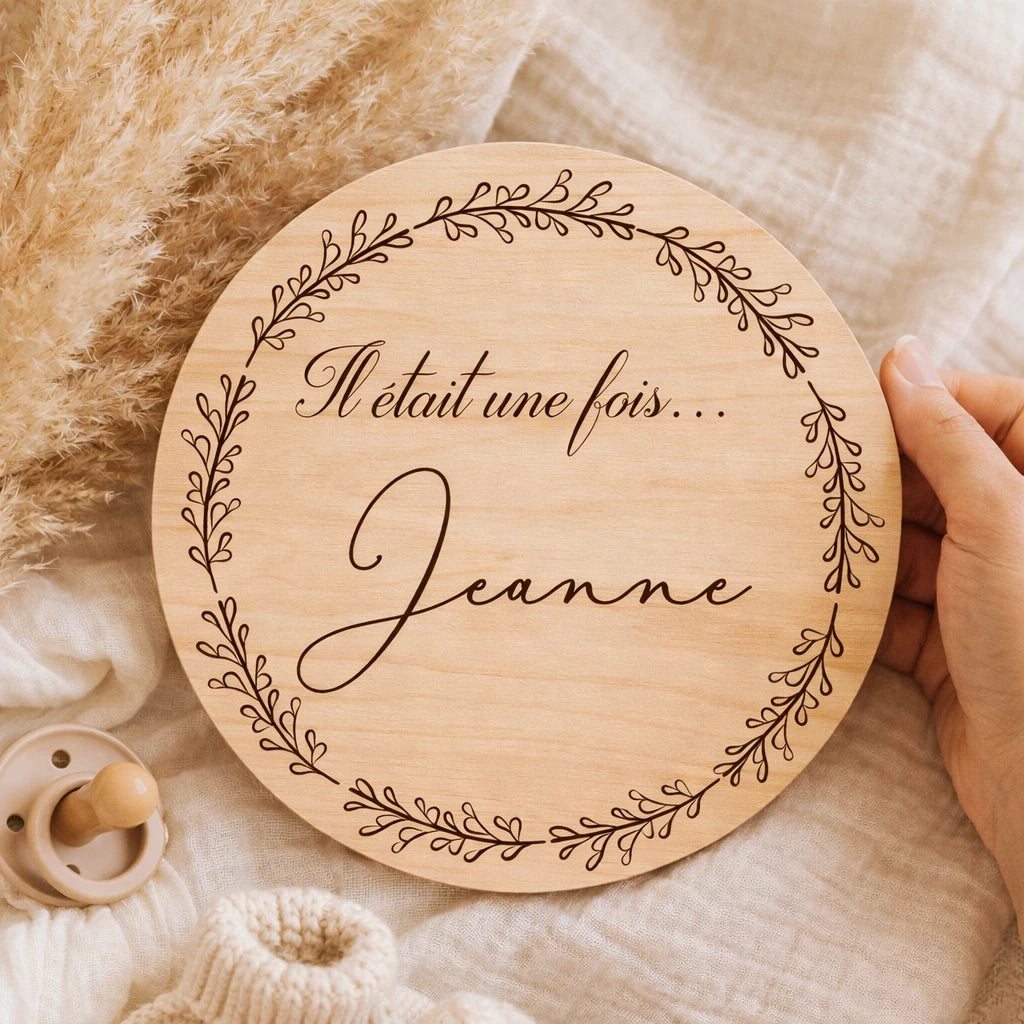 Carte de naissance en bois personnalisée avec prénom et texte « Il était une fois ». Idéale pour photo de naissance, décoration chambre bébé ou cadeau.