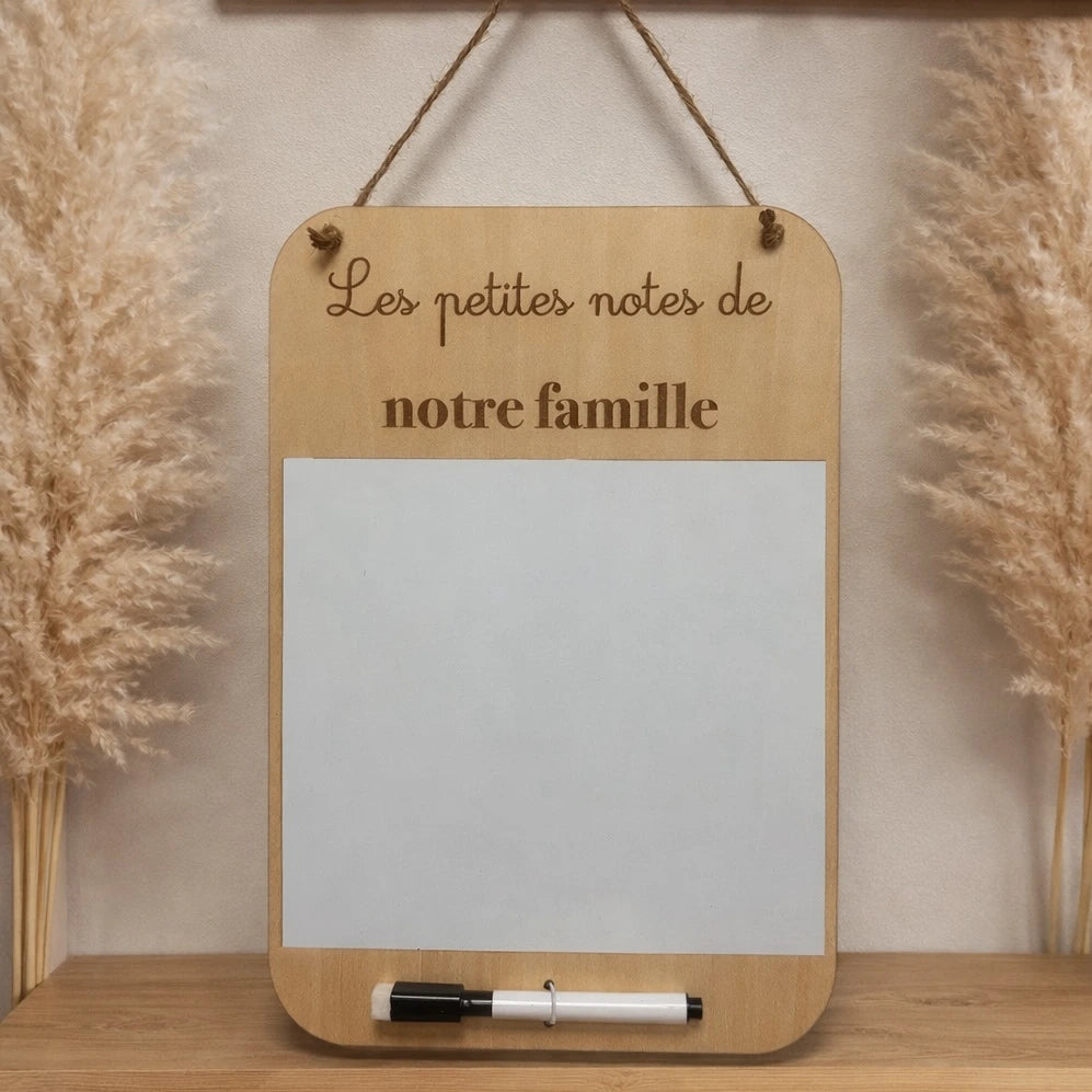 Plaque tableau blanc A4 personnalisée en bois avec feutre effaçable. À suspendre, idéale pour notes, listes et messages à la famille.