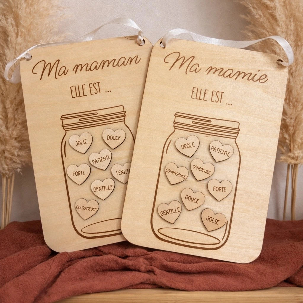 Vase de compliments en bois format A5 avec cœurs et adjectifs positifs. Cadeau personnalisé à suspendre pour maman, mamie ou nounou.