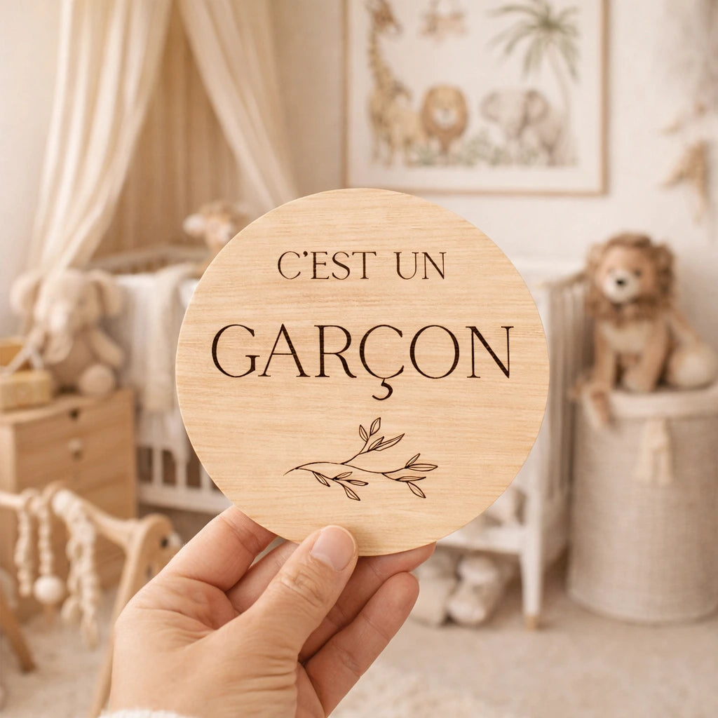 Révélez le sexe de bébé avec cette carte en bois de 10 cm gravée « C’est un garçon ». Idéale pour gender reveal, photo grossesse et surprise famille.