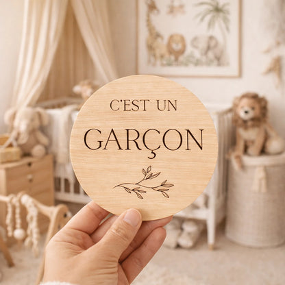 Révélez le sexe de bébé avec cette carte en bois de 10 cm gravée « C’est un garçon ». Idéale pour gender reveal, photo grossesse et surprise famille.