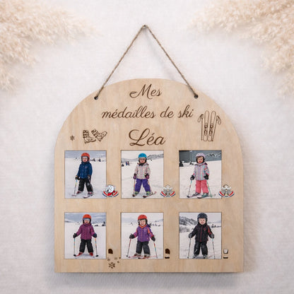 Support de médailles de ski en bois 3 mm personnalisé avec prénom. 6 emplacements médailles et 6 photos, à suspendre dans la chambre.

