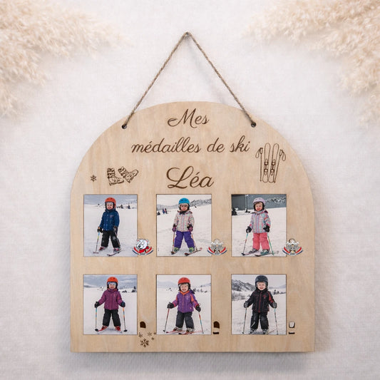 Support de médailles de ski en bois 3 mm personnalisé avec prénom. 6 emplacements médailles et 6 photos, à suspendre dans la chambre.
