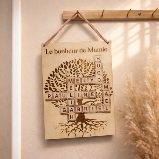 Arbre de vie Scrabble personnalisé en bois 3 mm format A4 avec prénoms famille. Décoration murale à suspendre, idée cadeau maman ou mamie.