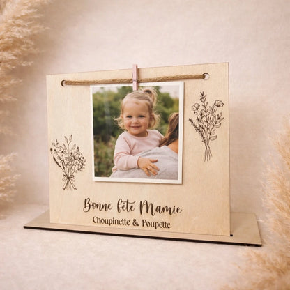 Cadre photo en bois personnalisé 17x20 cm avec corde en jute et pince. Texte au choix. Idée cadeau famille, nounou ou maîtresse.