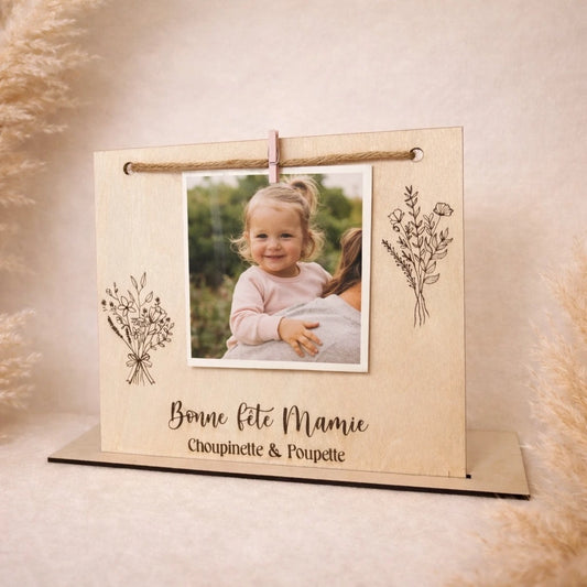 Cadre photo en bois personnalisé 17x20 cm avec corde en jute et pince. Texte au choix. Idée cadeau famille, nounou ou maîtresse.