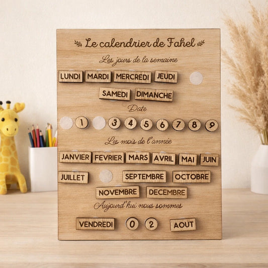 Calendrier en bois enfant format A4 personnalisable avec prénom. Date modulable avec scratch, activité ludique et éducative.