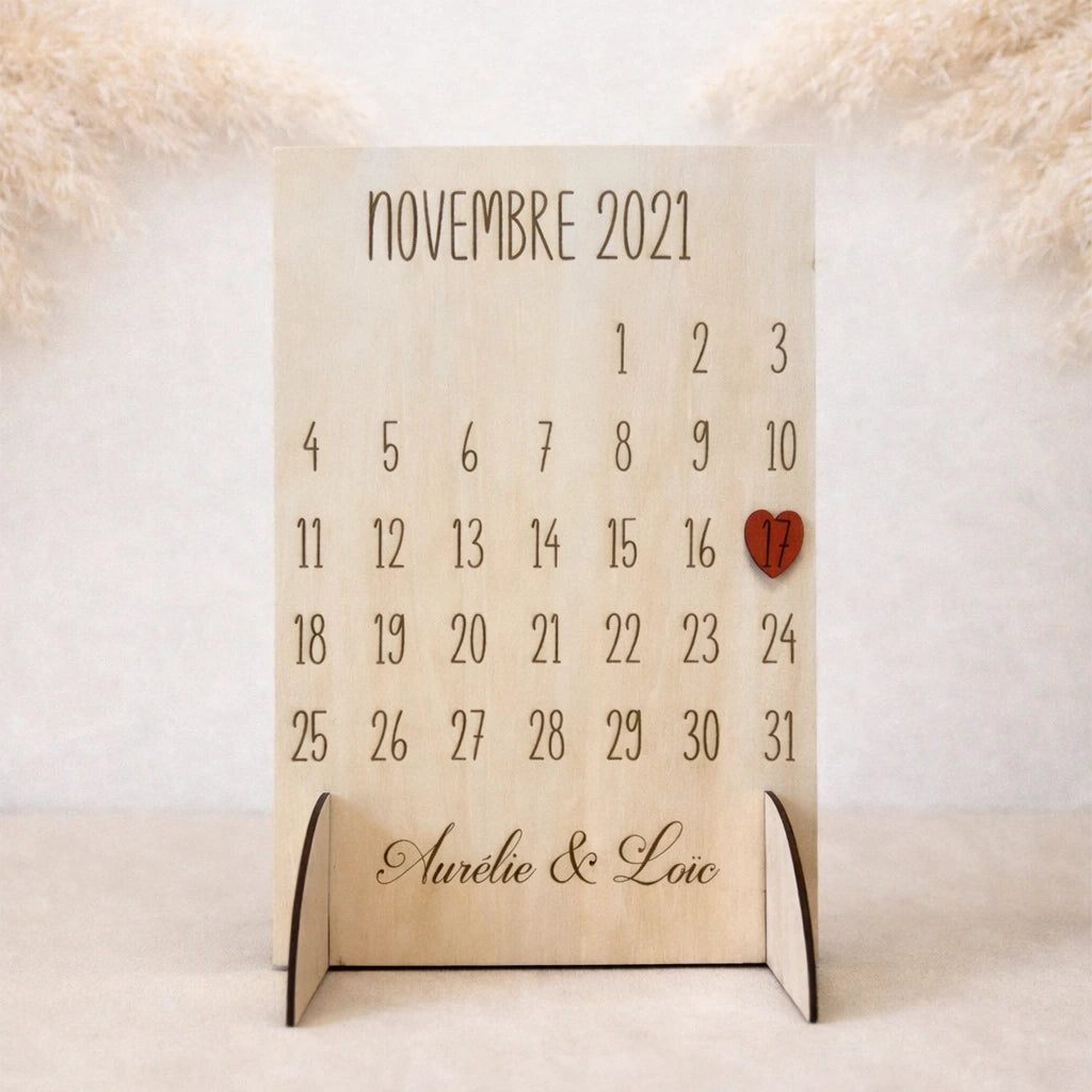 Calendrier en bois personnalisé format A4 en contreplaqué 3 mm avec prénoms et date importante. Idée cadeau couple romantique à poser.