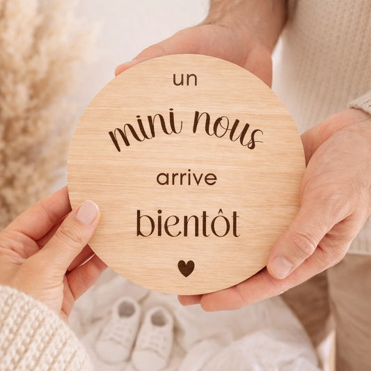 Annoncez votre grossesse avec cette carte en bois de 10 cm gravée « Un mini-nous arrive bientôt ». Idéale pour photo d’annonce, surprise famille ou futur papa.