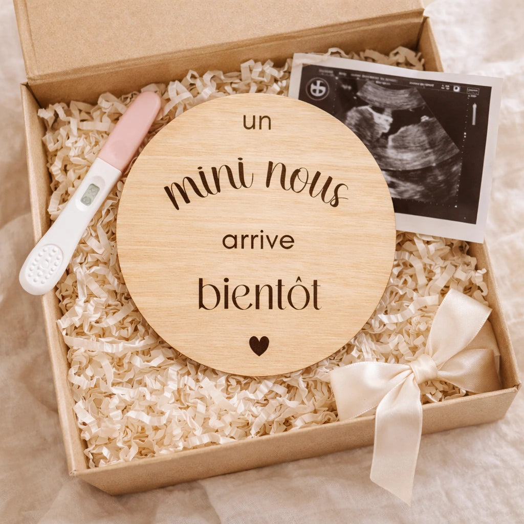 Annoncez votre grossesse avec cette carte en bois de 10 cm gravée « Un mini-nous arrive bientôt ». Idéale pour photo d’annonce, surprise famille ou futur papa.