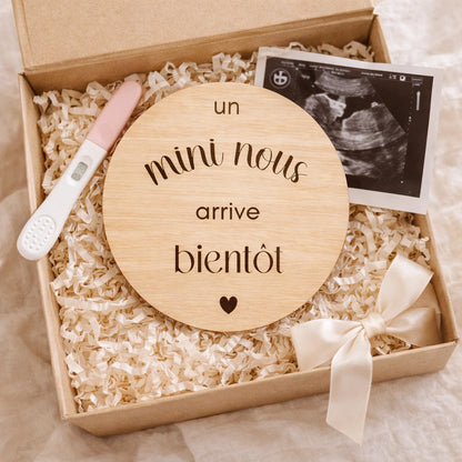 Annoncez votre grossesse avec cette carte en bois de 10 cm gravée « Un mini-nous arrive bientôt ». Idéale pour photo d’annonce, surprise famille ou futur papa.