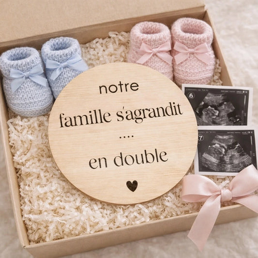 Annoncez une grossesse de jumeaux avec cette carte en bois de 10 cm gravée « La famille s’agrandit… en double ». Idéale pour photo et surprise famille.