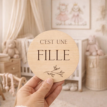 Révélez le sexe de bébé avec cette carte en bois de 10 cm gravée « C’est une fille ». Idéale pour gender reveal, photo grossesse et surprise famille.