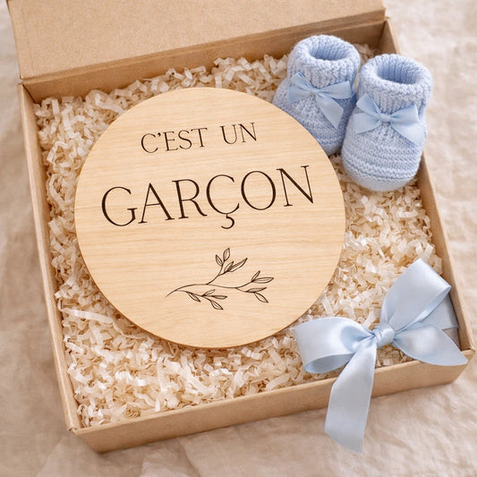 Révélez le sexe de bébé avec cette carte en bois de 10 cm gravée « C’est un garçon ». Idéale pour gender reveal, photo grossesse et surprise famille.