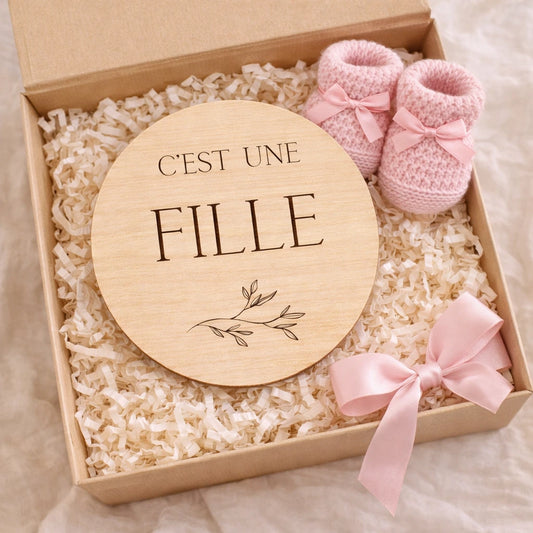 Révélez le sexe de bébé avec cette carte en bois de 10 cm gravée « C’est une fille ». Idéale pour gender reveal, photo grossesse et surprise famille.