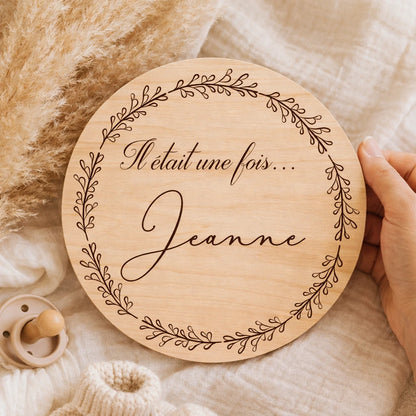 Carte de naissance en bois personnalisée avec prénom et texte « Il était une fois ». Idéale pour photo de naissance, décoration chambre bébé ou cadeau.