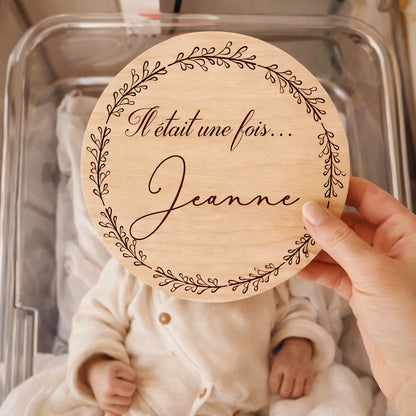 Carte de naissance en bois personnalisée avec prénom et texte « Il était une fois ». Idéale pour photo de naissance, décoration chambre bébé ou cadeau.