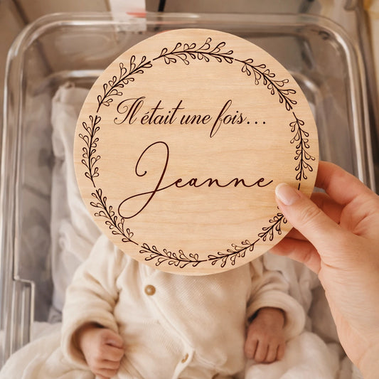 Carte de naissance en bois personnalisée avec prénom et texte « Il était une fois ». Idéale pour photo de naissance, décoration chambre bébé ou cadeau.