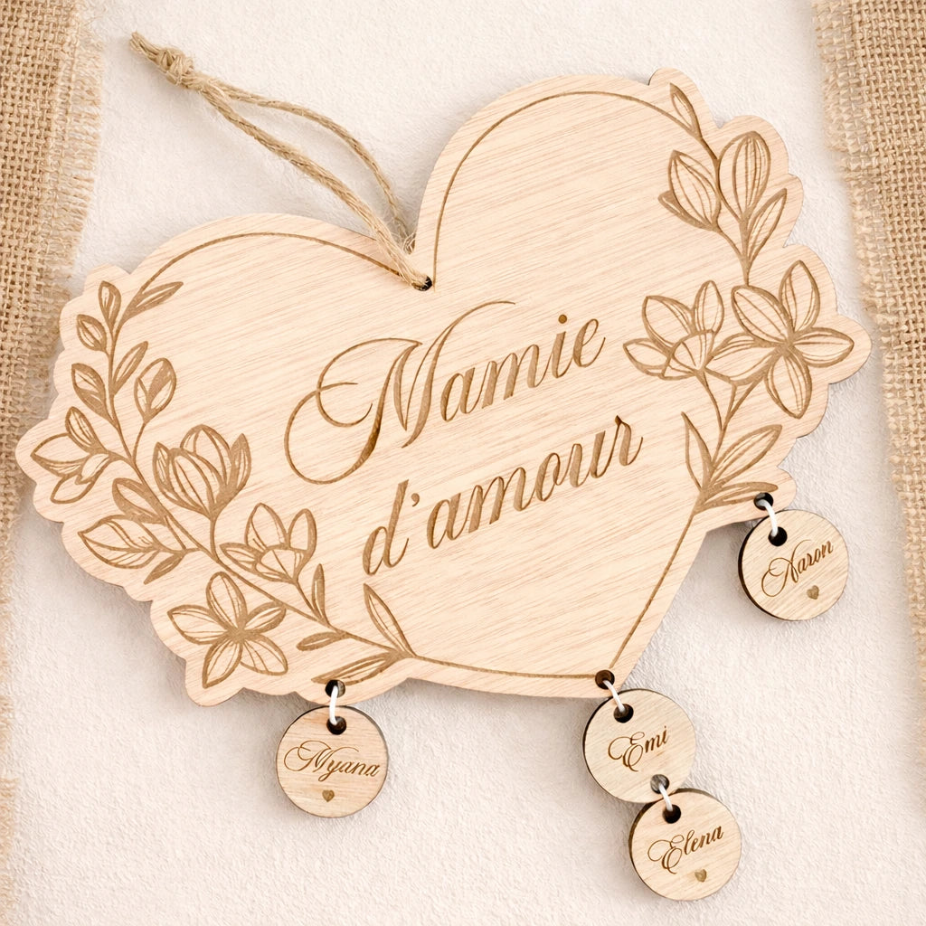 Cœur en bois personnalisé avec prénoms, 20 cm, suspendu avec corde en jute. Cadeau famille original et décoratif à personnaliser ligne par ligne.