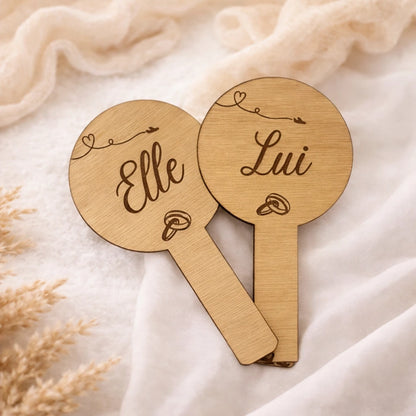 Duo de pancartes mariage en bois gravé pour jeu des mariés. Elle & Lui, Lui & Lui ou Elle & Elle. Thème voyage ou branche décorative.