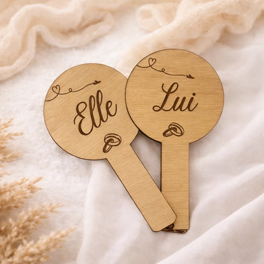 Duo de pancartes mariage en bois gravé pour jeu des mariés. Elle & Lui, Lui & Lui ou Elle & Elle. Thème voyage ou branche décorative.