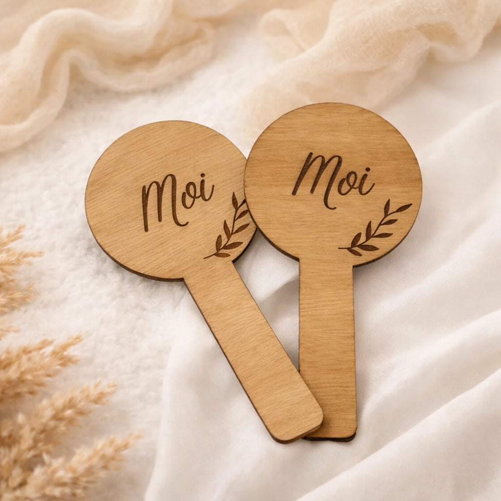 Duo de pancartes mariage en bois gravé pour jeu des mariés. Elle & Lui, Lui & Lui ou Elle & Elle. Thème voyage ou branche décorative.
