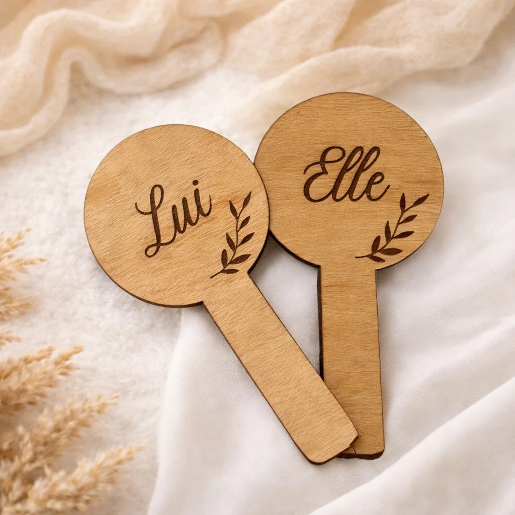 Duo de pancartes mariage en bois gravé pour jeu des mariés. Elle & Lui, Lui & Lui ou Elle & Elle. Thème voyage ou branche décorative.