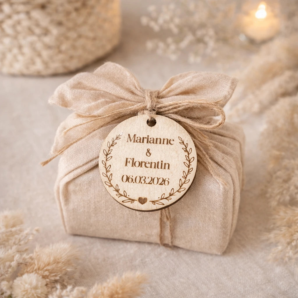 Étiquette en bois personnalisée 4 cm en contreplaqué 3 mm avec motif eucalyptus et cœur. Idéale pour cadeaux invités mariage, baptême ou anniversaire.