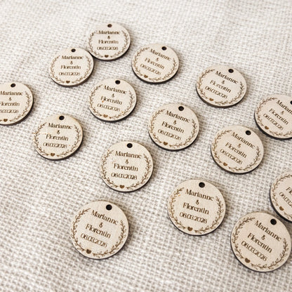 Étiquette en bois personnalisée 4 cm en contreplaqué 3 mm avec motif eucalyptus et cœur. Idéale pour cadeaux invités mariage, baptême ou anniversaire.