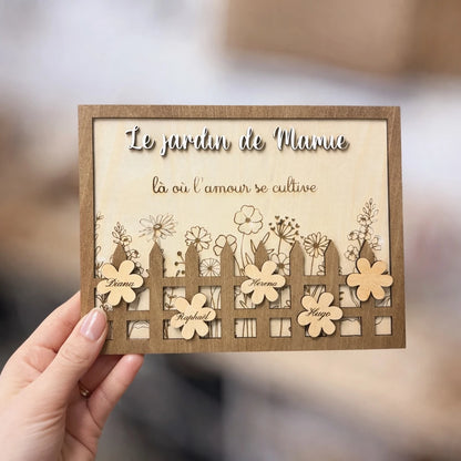 Cadre en bois gravé motif jardin fleuri, décoration naturelle et artisanale.