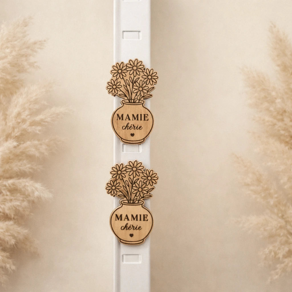 Magnet vase fleuri personnalisé en bois 5x8 cm. Texte au choix. Idée cadeau original et décoratif pour maîtresse, nounou ou famille.