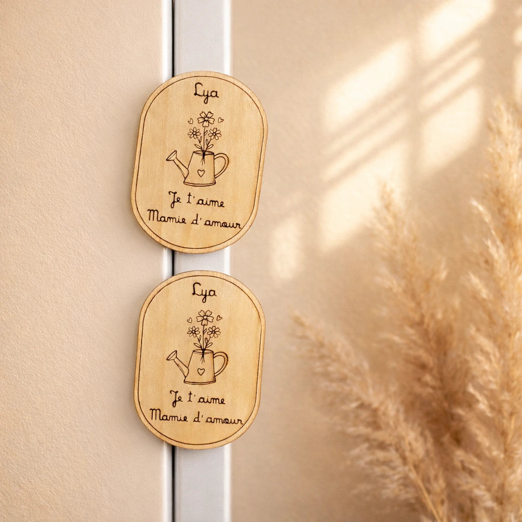 Magnet vase de fleurs en bois 3 mm personnalisé avec prénom et texte. Cadeau original pour maîtresse, maman ou grand-mère.