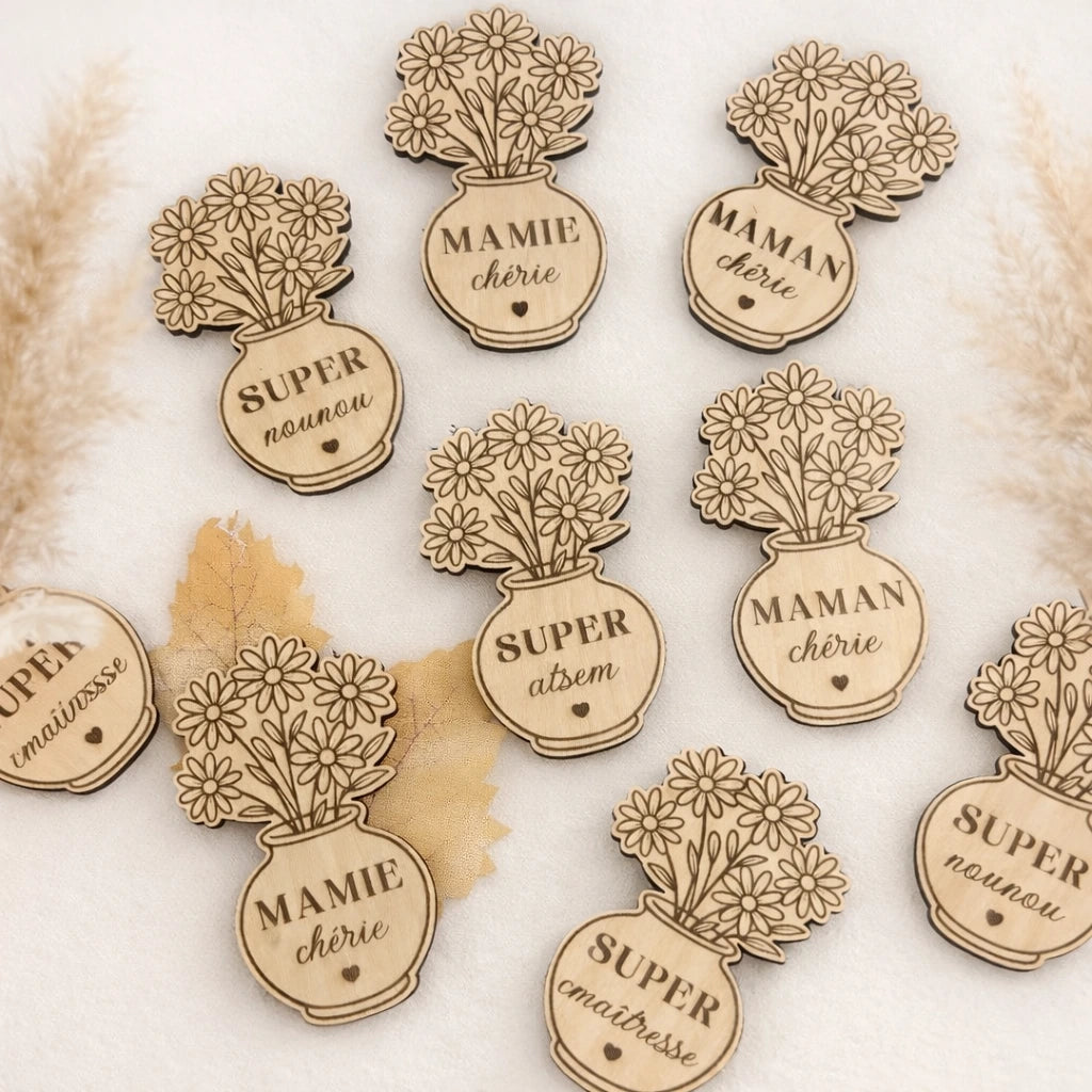 Magnet vase fleuri personnalisé en bois 5x8 cm. Texte au choix. Idée cadeau original et décoratif pour maîtresse, nounou ou famille.