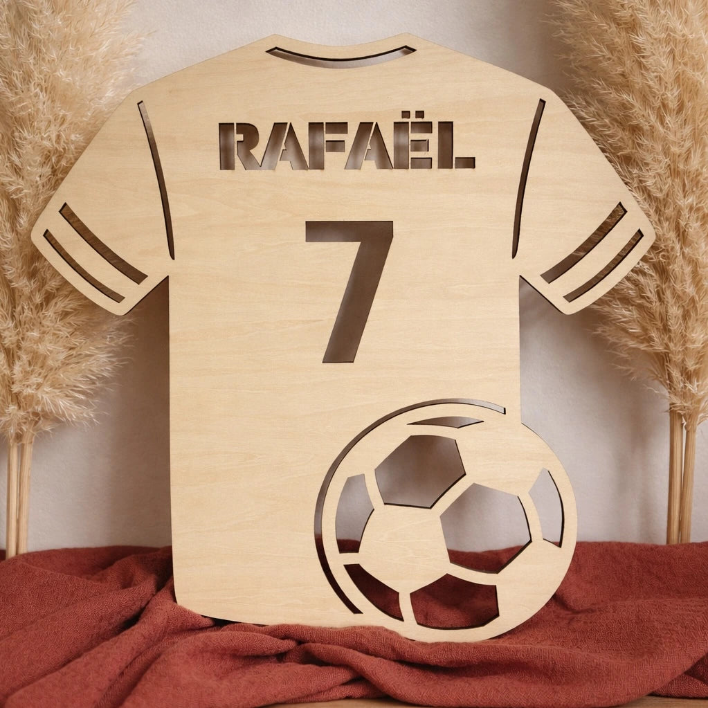 Maillot de foot en bois personnalisé avec prénom et numéro. Format 30x30 cm en contreplaqué 3 mm, idéal déco chambre enfant.