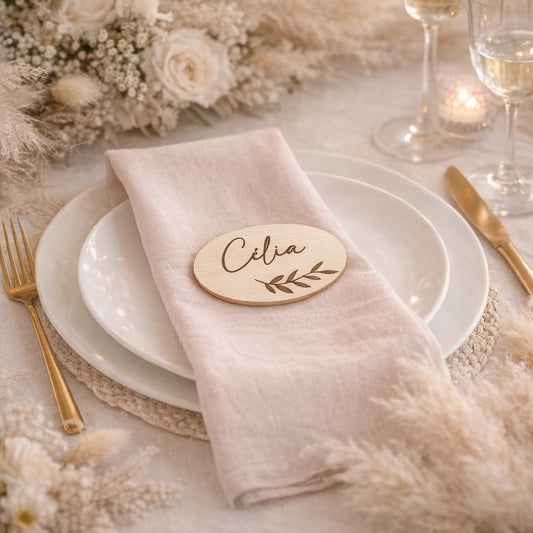 Marque-place en bois personnalisé 7x4 cm avec prénom en écriture calligraphique et motif feuillage. Idéal pour mariage et événement.