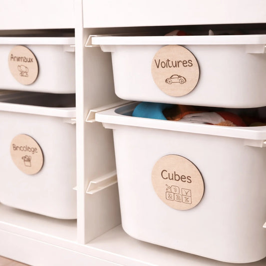 Marques-bacs en bois 7 cm pour organiser les jouets. Idéal chambre enfant. Catégories au choix. Fixation scratch possible (non fourni).