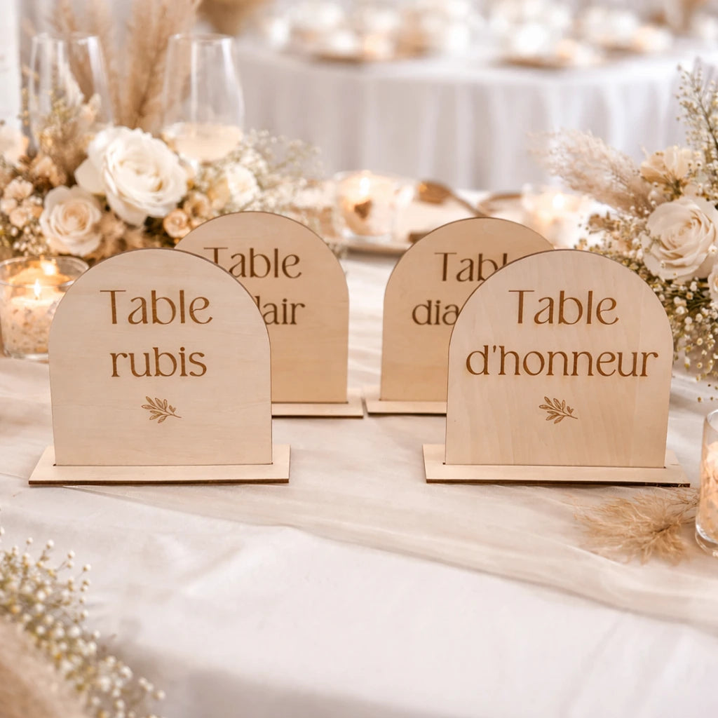 Numéro ou nom de table en bois arrondi 15x15 cm avec socle. Idéal mariage et événement pour guider vos invités avec élégance.
