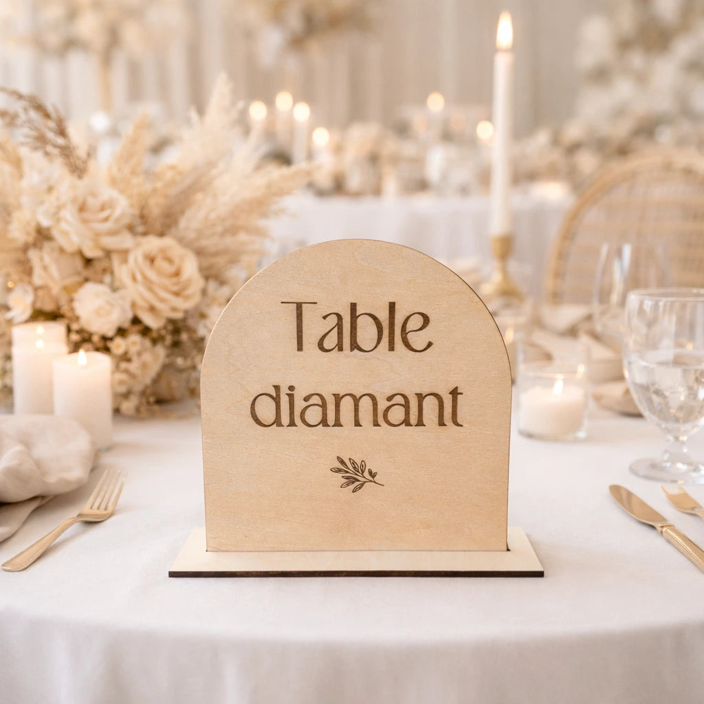 Numéro ou nom de table en bois arrondi 15x15 cm avec socle. Idéal mariage et événement pour guider vos invités avec élégance.