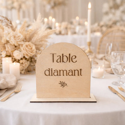 Numéro ou nom de table en bois arrondi 15x15 cm avec socle. Idéal mariage et événement pour guider vos invités avec élégance.