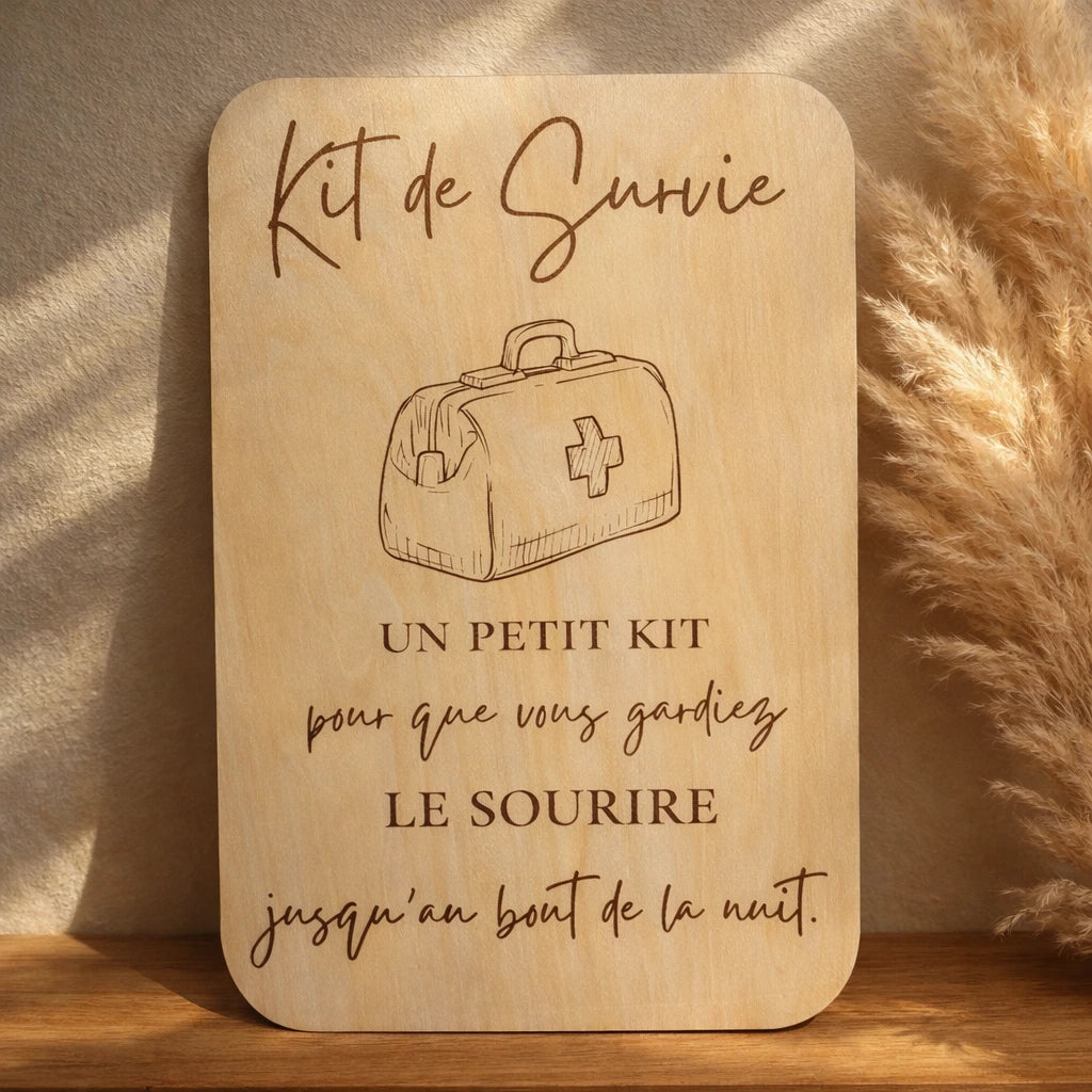 Pancarte en bois Kit de survie contenant les indispensables de cosmétique et d’hygiène pour les invités lors d’un événement