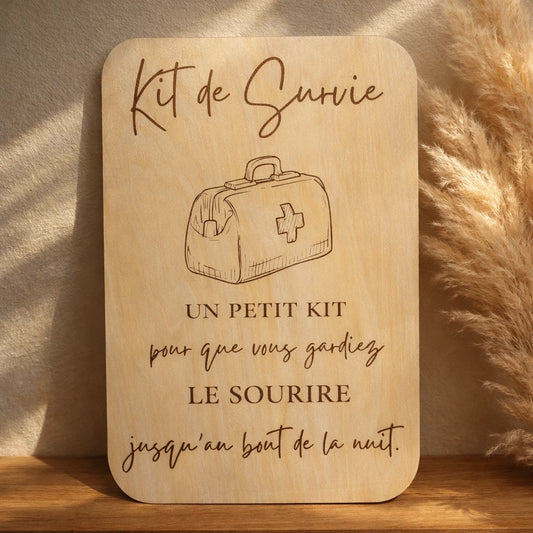Pancarte en bois Kit de survie contenant les indispensables de cosmétique et d’hygiène pour les invités lors d’un événement