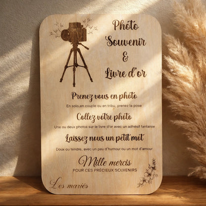 Pancarte en bois invitant les invités à coller leur photo souvenir dans le livre d’or lors d’un mariage ou événement