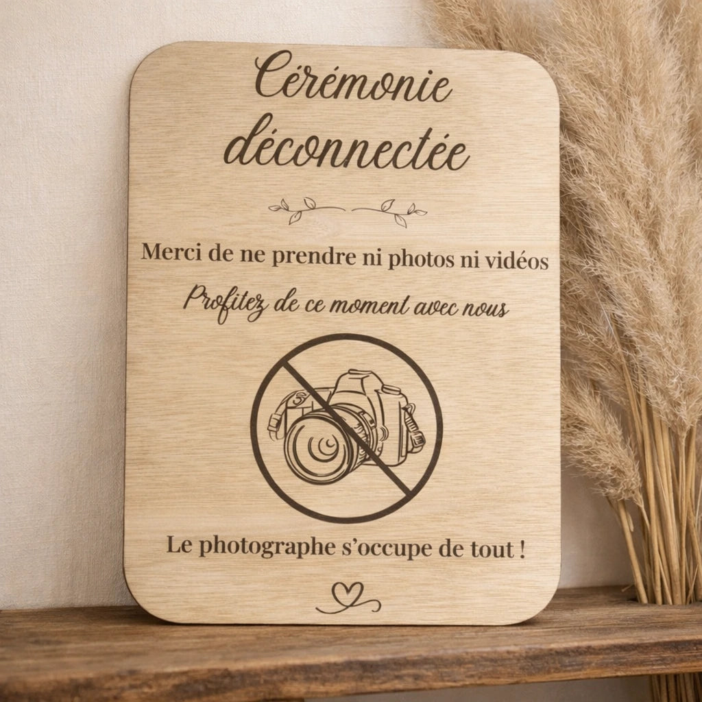 Pancarte cérémonie déconnectée en bois demandant aux invités de ne pas prendre de photos pendant la cérémonie