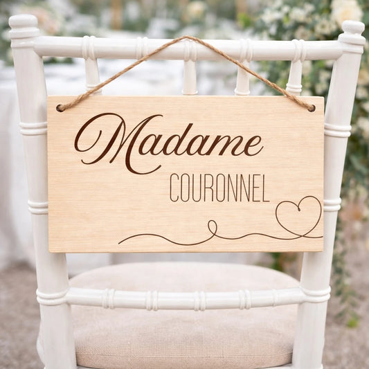 Plaque de chaise de mariage en bois personnalisée avec prénoms des mariés, décoration élégante pour cérémonie.