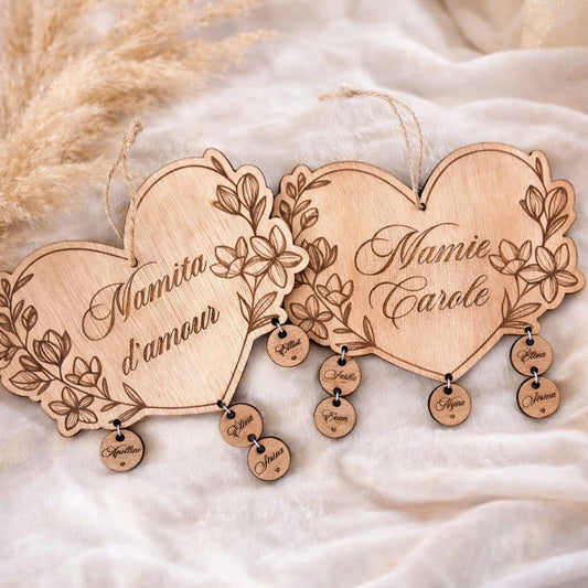 Cœur en bois personnalisé avec prénoms, 20 cm, suspendu avec corde en jute. Cadeau famille original et décoratif à personnaliser ligne par ligne.