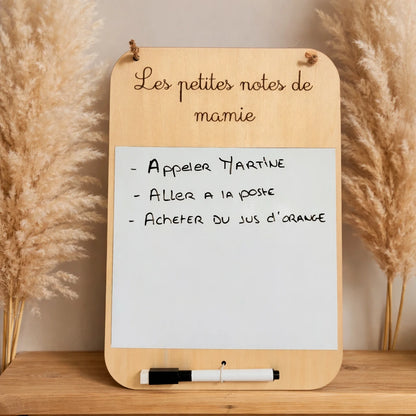 Plaque tableau blanc A4 personnalisée en bois avec feutre effaçable. À suspendre, idéale pour notes, listes et messages à la famille.