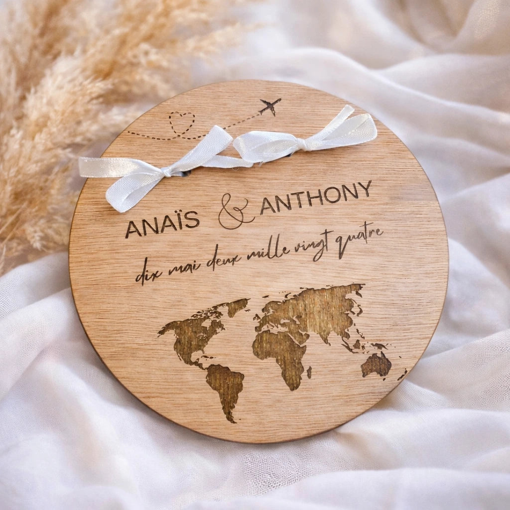 Porte alliances en bois 20 cm personnalisé avec prénoms, date et carte du monde. Idéal mariage thème voyage, avec rubans pour alliances.