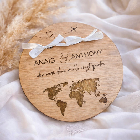 Porte alliances en bois 20 cm personnalisé avec prénoms, date et carte du monde. Idéal mariage thème voyage, avec rubans pour alliances.